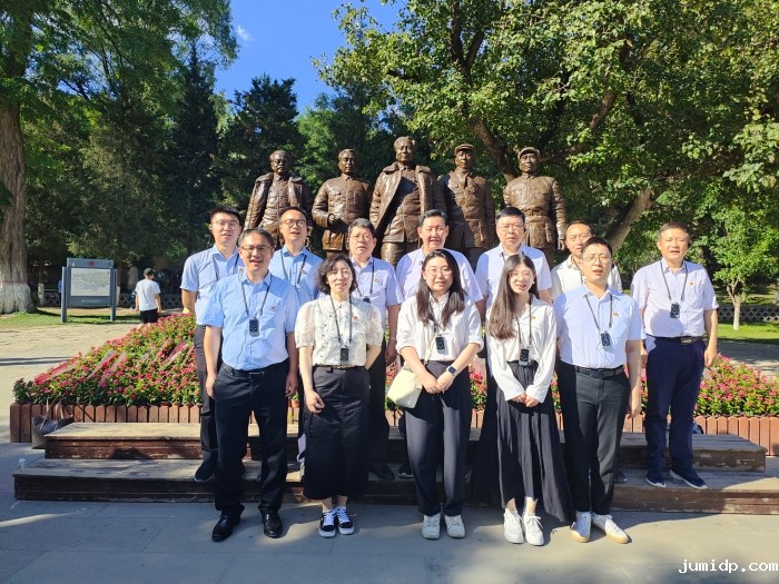 图5枣园参观 图5枣园参观